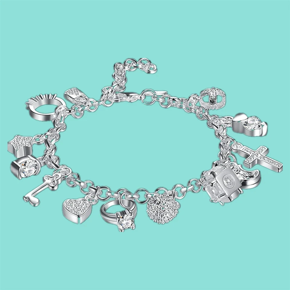Silbernes Charm-Armband mit Anhängern, Schmuck, Damenaccessoire, Geschenkidee, modisch.