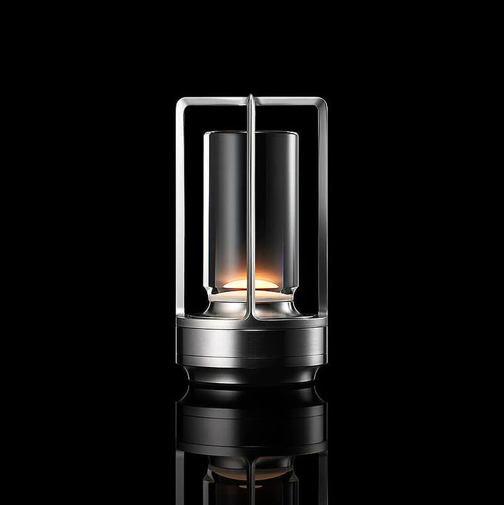 Svítící lampa se stříbrným kovovým rámem a skleněným válcem na černém pozadí, studiový snímek s odrazem. 10