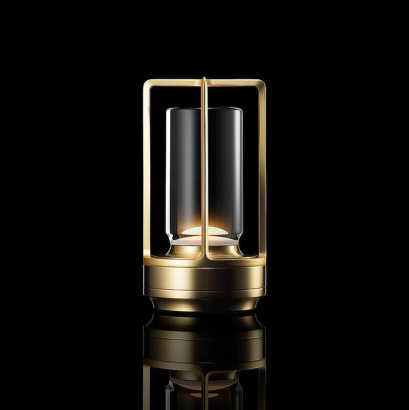 Svítící lampa se zlatavým kovovým rámem a válcovým skleněným stínidlem na černém pozadí, studiový snímek s odrazem na lesklé ploše. 1