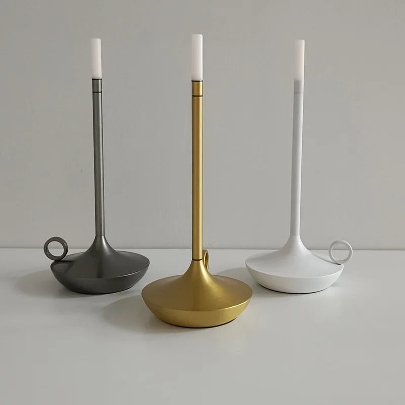 Drei moderne Tischlampen, wiederaufladbar, in Gold, Grau und Weiß, ideal für Schlafzimmer.