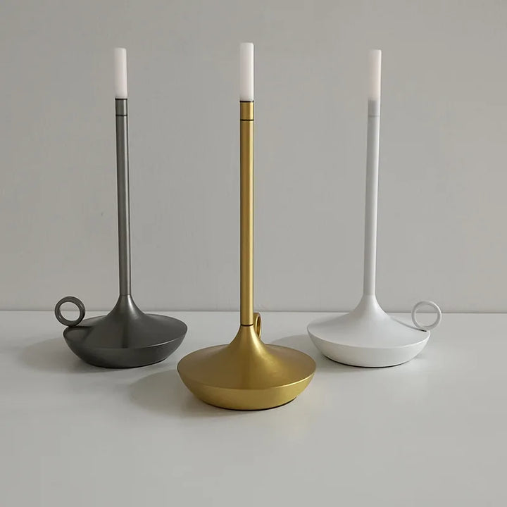 Drei moderne Tischlampen, wiederaufladbar, in Gold, Grau und Weiß, ideal für Schlafzimmer.