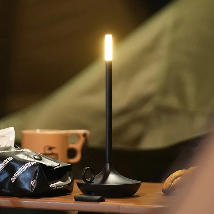 Schwarze LED-Tischlampe, wiederaufladbar, Touch-Bedienung, ideal für Schlafzimmer und Camping.