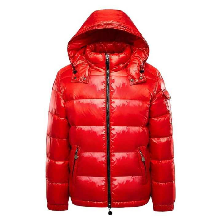 Rote Daunenjacke mit Kapuze, glänzend, Reißverschluss, Wintermode, Herrenbekleidung.