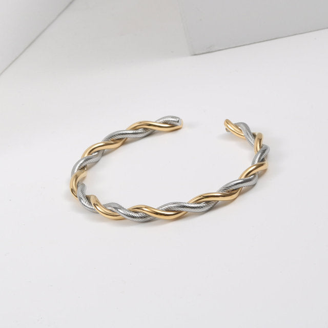 Goldene und silberne Twist-Armreif aus Edelstahl, modisches Damen-Accessoire.