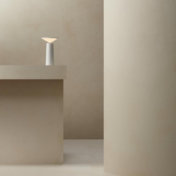 Moderne weiße Tischlampe auf minimalistischem beigem Hintergrund, elegantes Design.