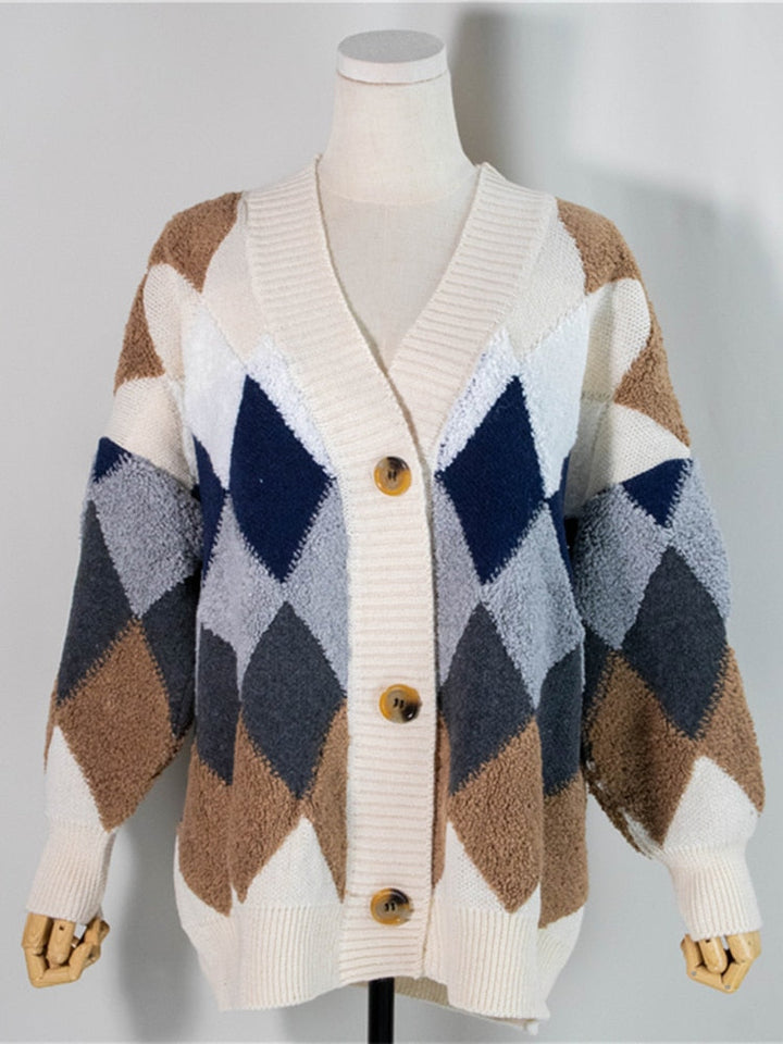 Damen Strickjacke mit Rautenmuster, beige-blau, V-Ausschnitt, Holzknöpfe, Herbstmode.