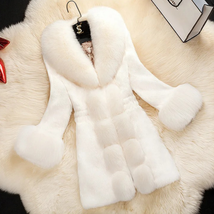Weiße Kunstpelzjacke mit großem Kragen, luxuriös, elegant, Damenmode, Wintermantel.