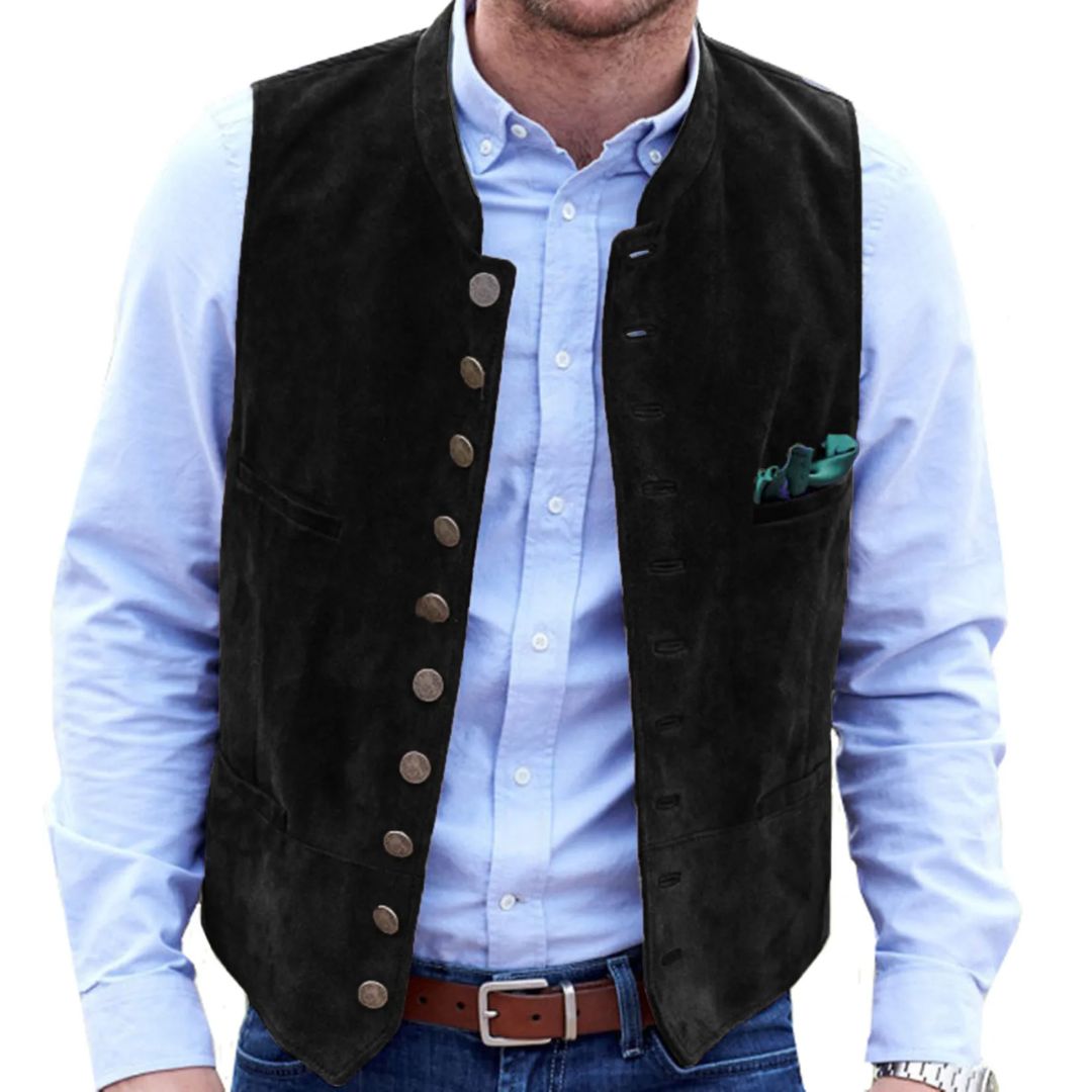Mann in schwarzer Trachtenweste aus Wildleder, blaues Hemd, traditioneller Stil, Herrenmode.