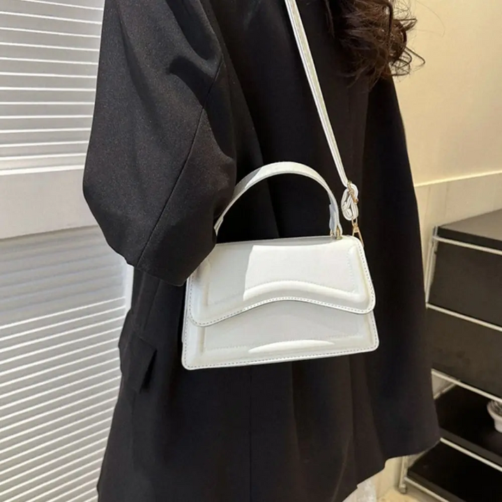 Weiße Lederhandtasche, elegant, modern, Damenmode, Umhängetasche, stilvoll, Accessoire.