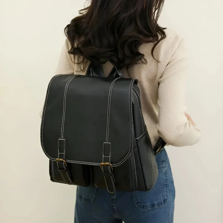 Frau mit schwarzem Lederrucksack, modisch, robust, ideal für Alltag und Reisen.