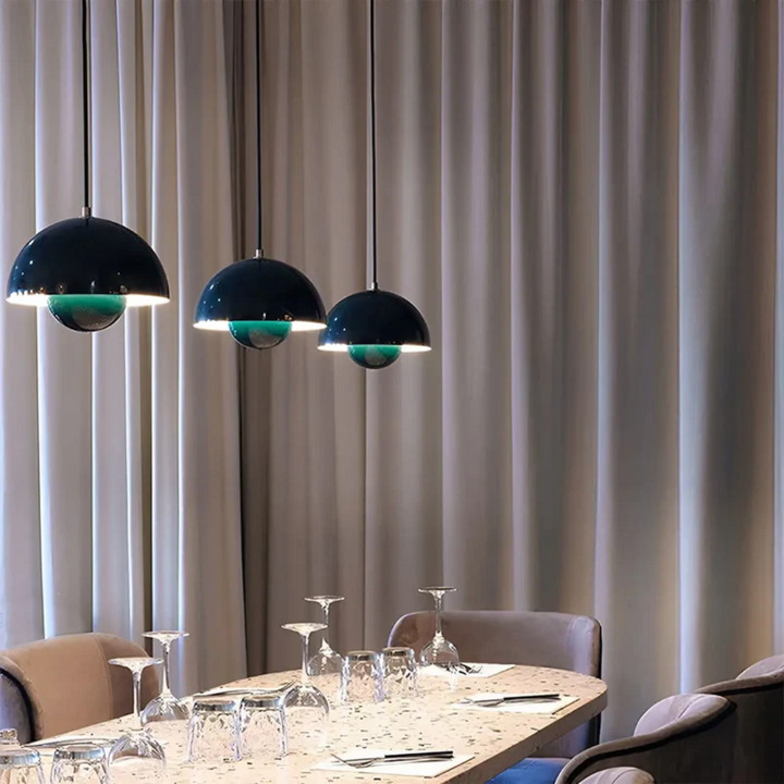 Drei schwarze Pendelleuchten über Esstisch, moderne Innenbeleuchtung, elegantes Design.