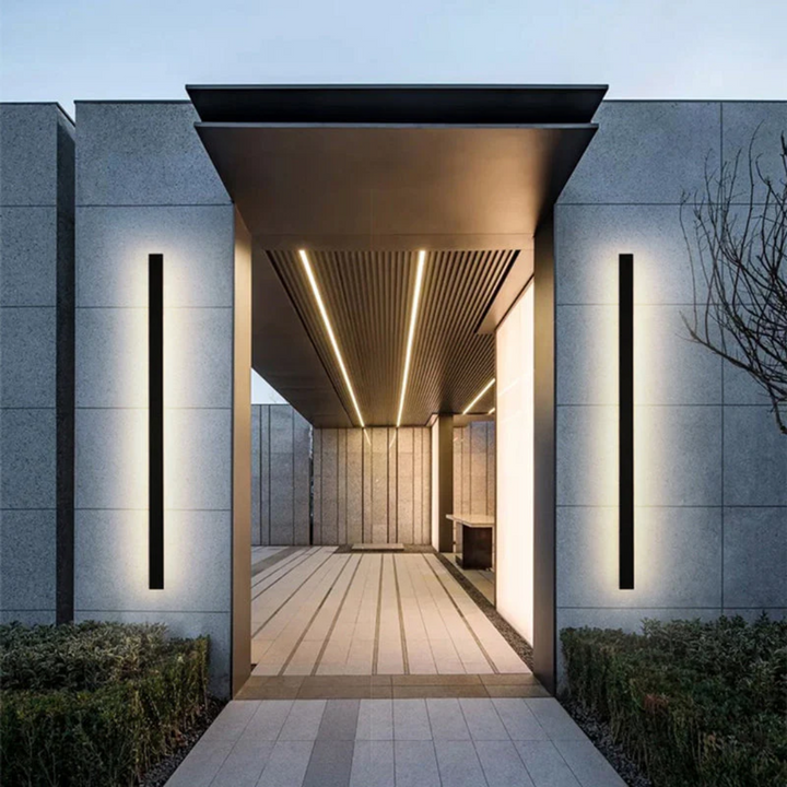 Moderne Eingangstür aus Glas und Metall mit LED-Beleuchtung, minimalistisches Design, Architektur.