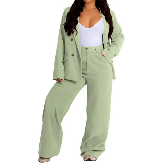 Frau in grünem Hosenanzug mit weißem Top, modische Damenbekleidung, eleganter Stil.