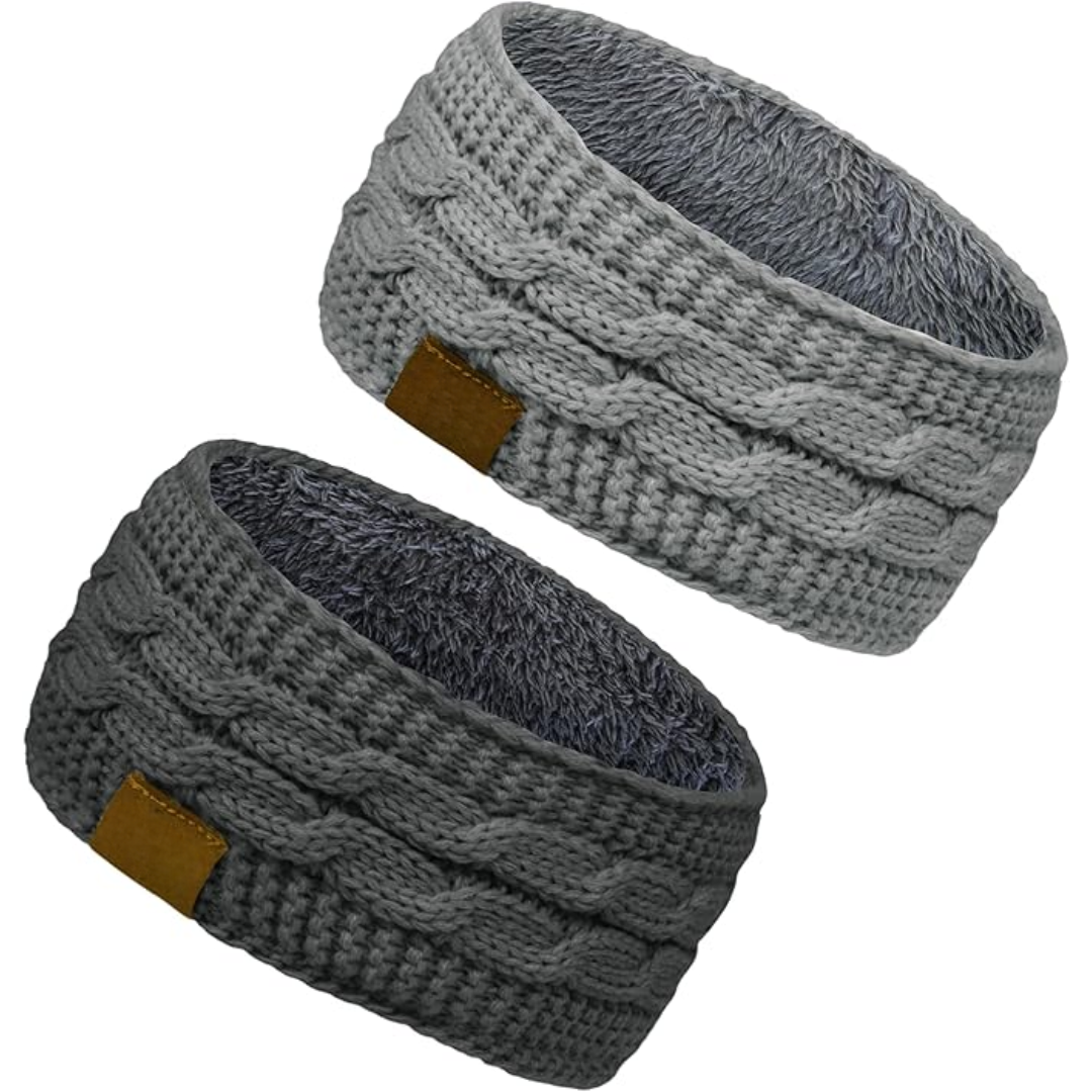 Zwei gestrickte Stirnbänder, grau und dunkelgrau, mit Zopfmuster, warmes Winteraccessoire.