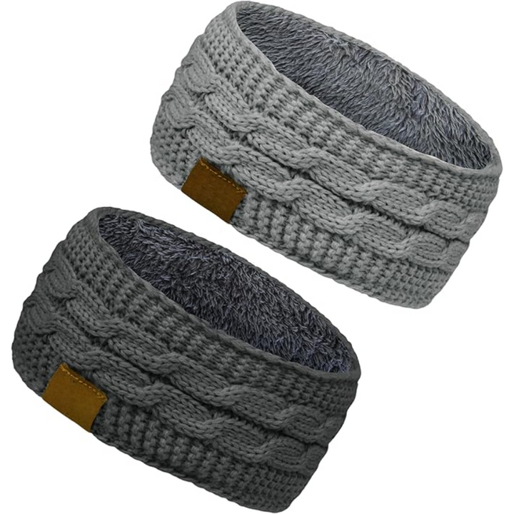Zwei gestrickte Stirnbänder, grau und dunkelgrau, mit Zopfmuster, warmes Winteraccessoire.