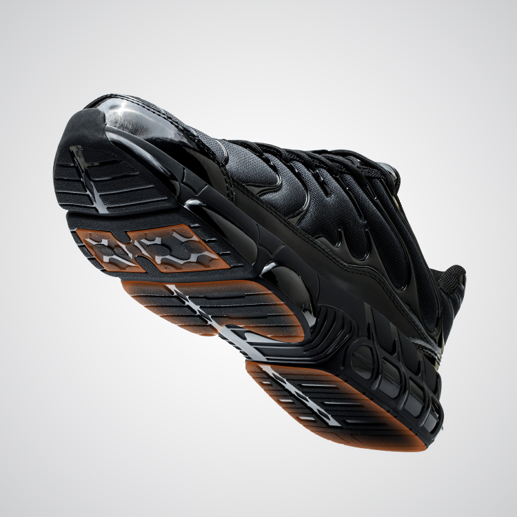 Schwarzer Sneaker, Gummisohle, Sport, Herren, Nike, seitliche Ansicht, modernes Design