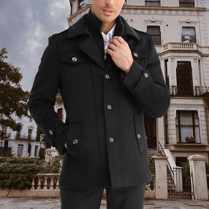 Mann in schwarzem Wollmantel vor historischem Gebäude, stilvolle Herrenmode, Herbstbekleidung.