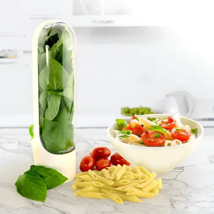Frischhaltebehälter für Kräuter, transparent, mit Salat und Pasta auf Marmortisch in moderner Küche.