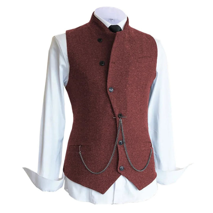 Rote Herrenweste mit Kette, Stehkragen, Knöpfen, über weißem Hemd, elegantes Design.