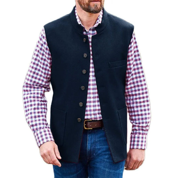 Männer Trachtenweste dunkelblau, Stehkragen, Knöpfe, kariertes Hemd, traditionell, elegant.