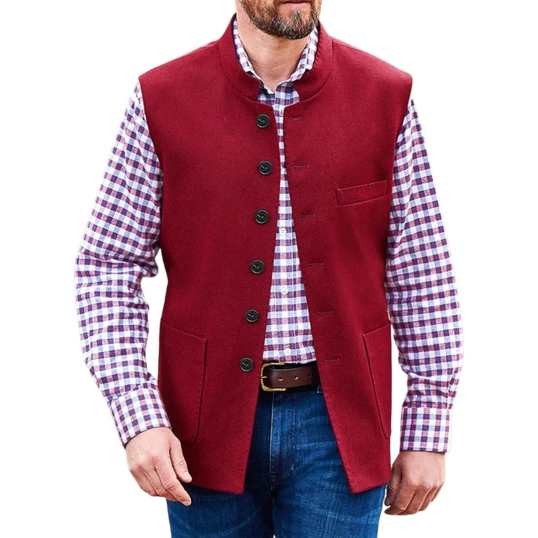 Mann mit roter Weste, kariertem Hemd und blauer Jeans, Herrenmode, Freizeitkleidung.