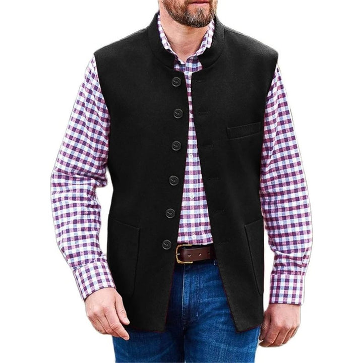 Mann in schwarzer Weste, kariertes Hemd, blaue Jeans, traditionelle Herrenmode.