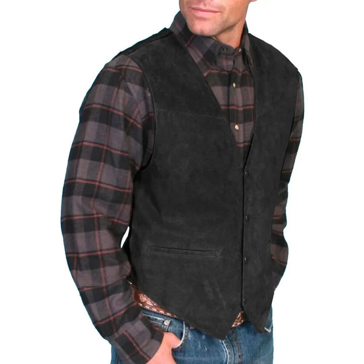 Mann in schwarzer Wildlederweste, kariertes Hemd, Jeans; Westernmode, Herrenbekleidung.