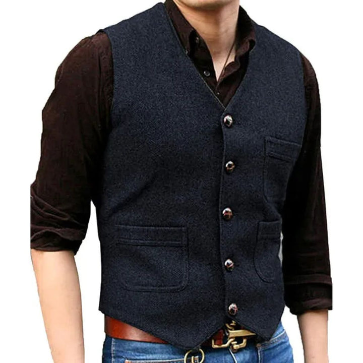 Mann in dunkelblauer Weste, braunes Hemd, Jeans; Herrenmode, Freizeitkleidung, stilvoll.