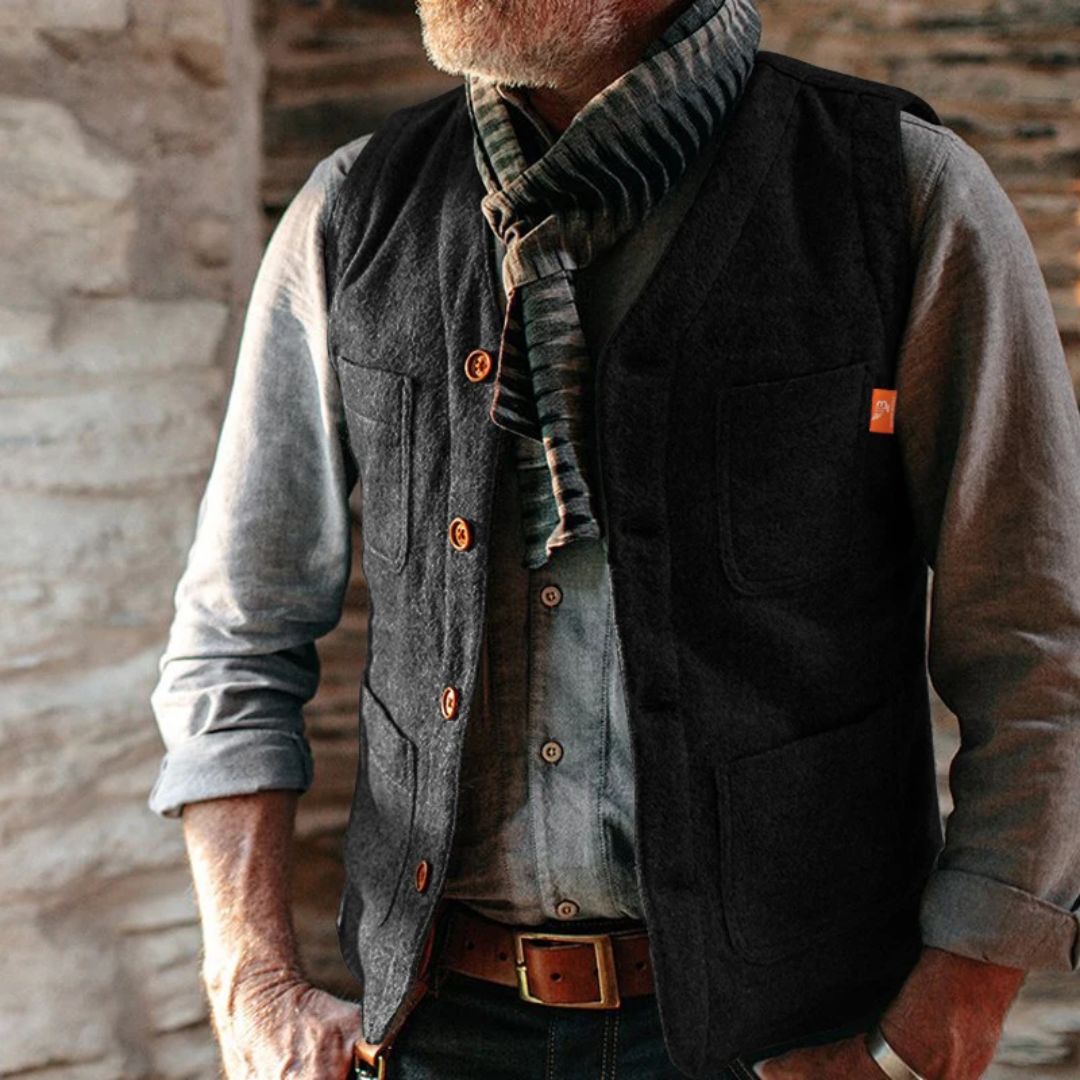 Mann mit schwarzer Weste und gestreiftem Schal, lässige Mode, Herrenbekleidung, Outdoor-Stil.