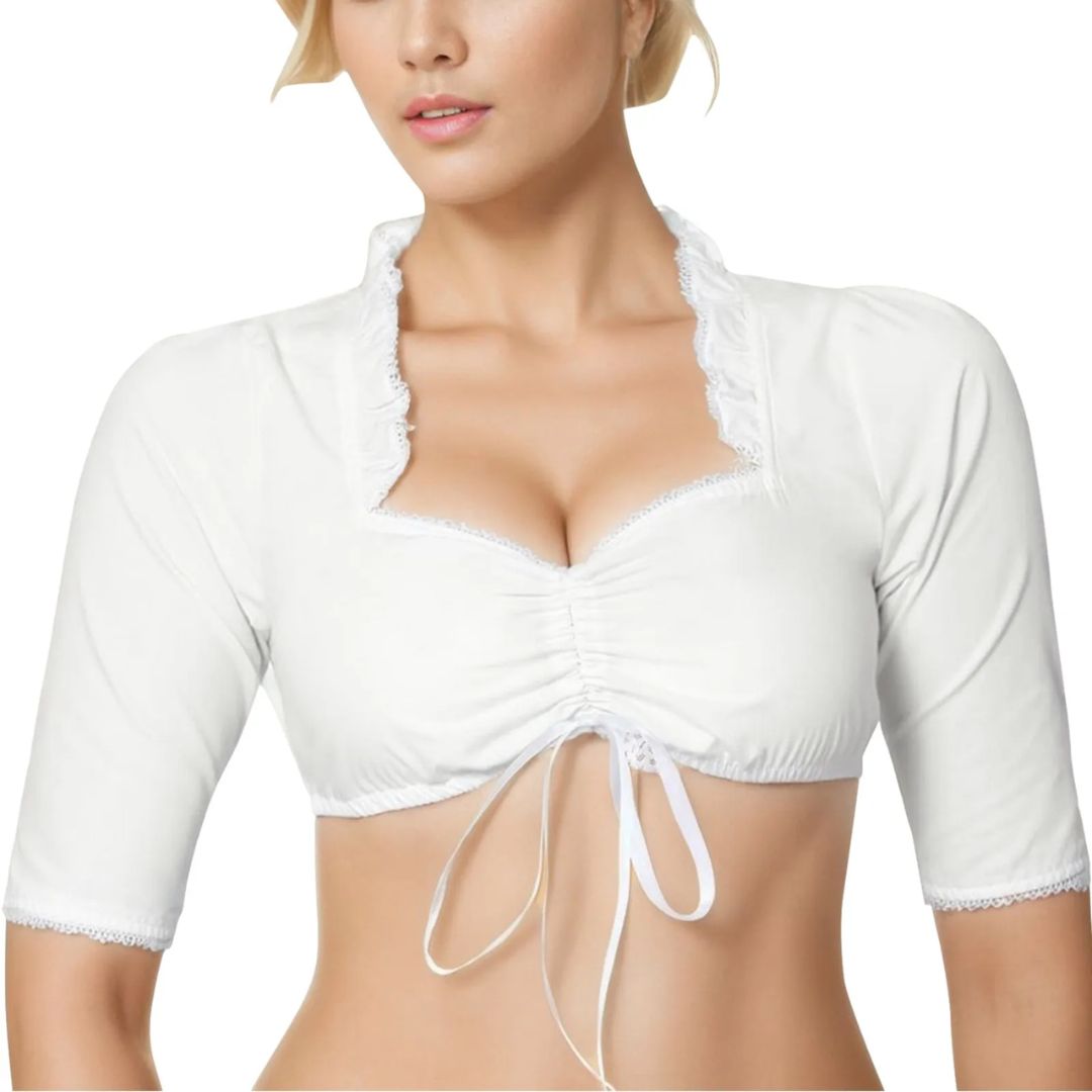 Weiße Dirndl-Bluse mit Rüschen, halblangen Ärmeln und Schnürung, traditionelles Trachten-Design.