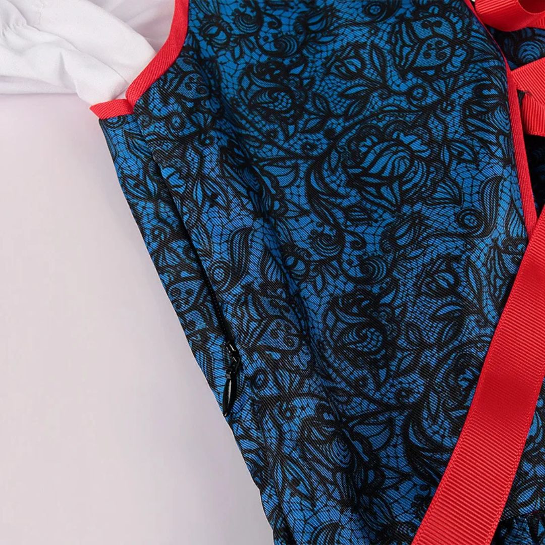 Blaues Spitzenkleid mit rotem Saum, florales Muster, elegante Damenmode, Abendkleid.