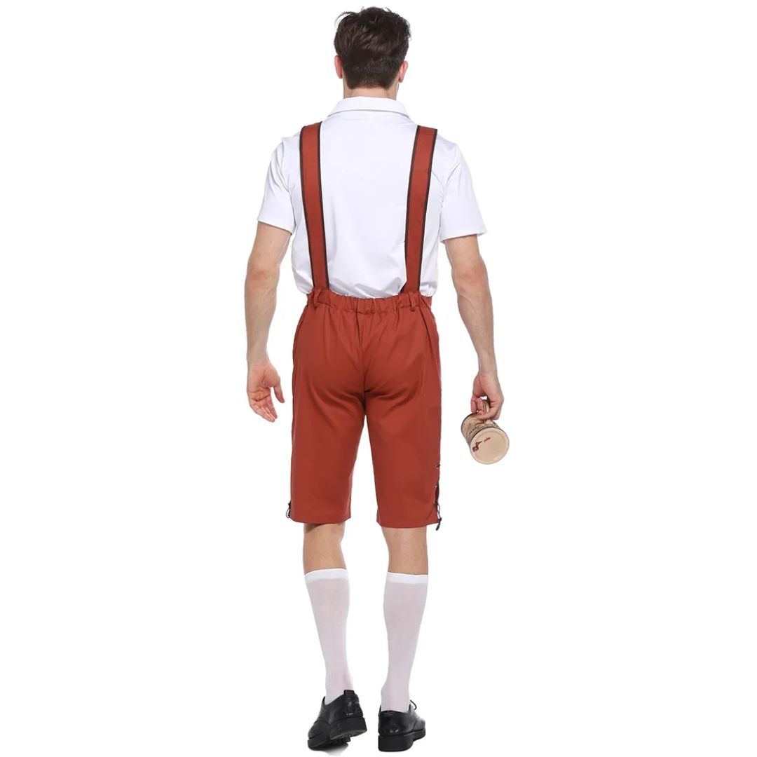 Mann in roter Lederhose mit Hosenträgern, weißem Hemd und Bierkrug, Oktoberfest-Outfit.