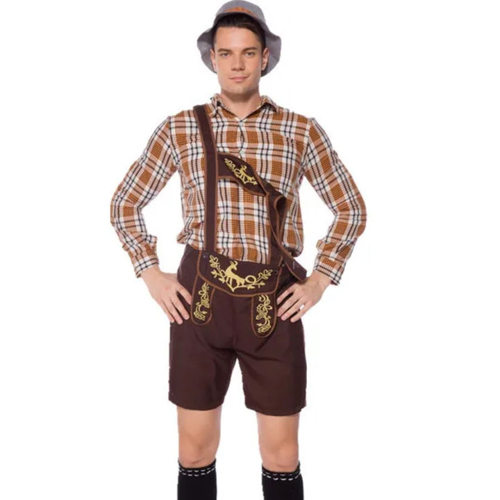 Mann in traditioneller bayerischer Tracht mit kariertem Hemd, brauner Lederhose und Hut.