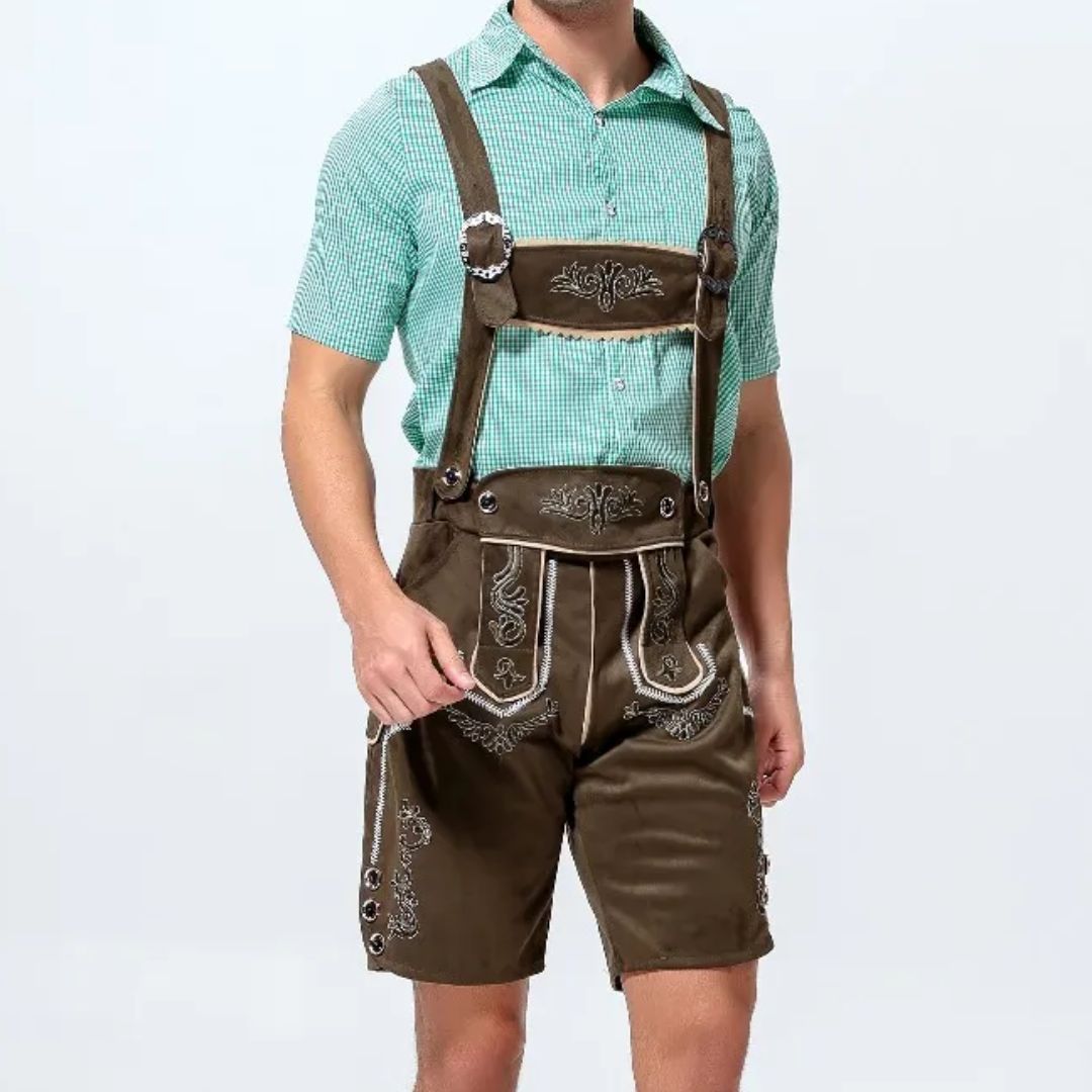 Mann in brauner Lederhose und grünem Hemd, traditionelles bayerisches Trachtenoutfit.