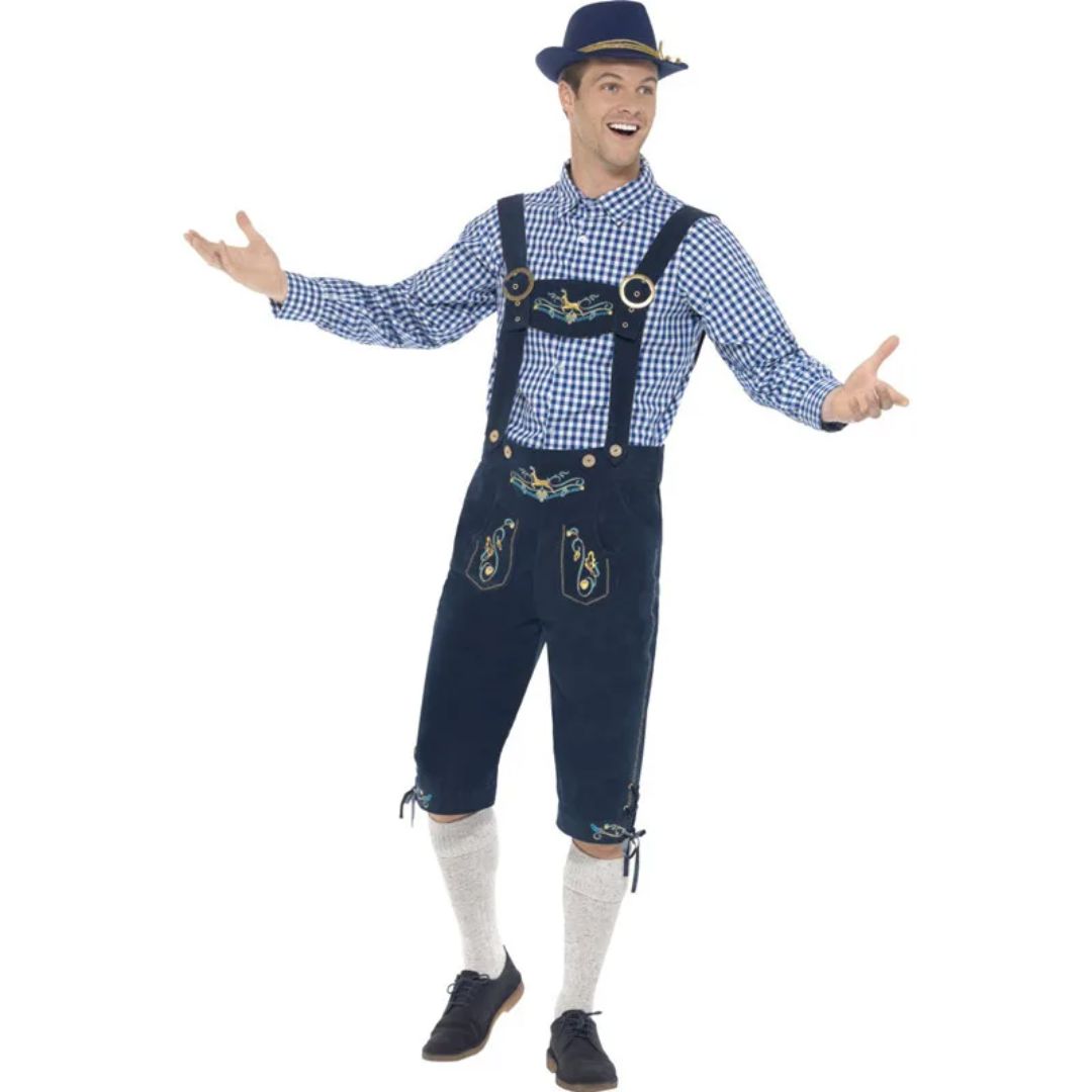 Mann in traditioneller bayerischer Tracht mit blauem Hemd und Lederhose, Oktoberfest-Kleidung.