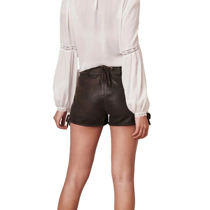Frau in weißer Bluse und schwarzen Leder-Shorts, Rückansicht, modische Damenbekleidung.