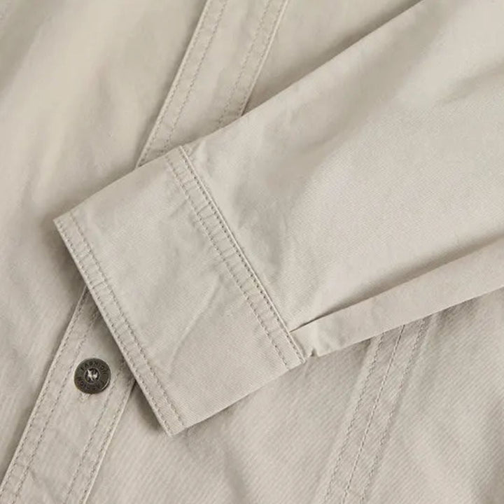 Beiges Hemd aus Baumwolle, Nahaufnahme Manschette und Knopf, elegantes Design, Herrenmode.