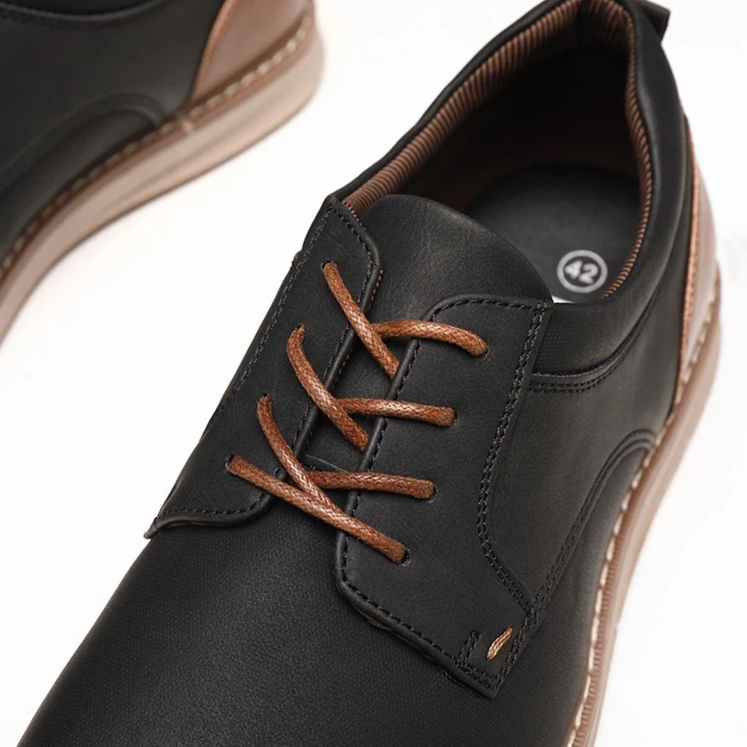 Schwarzer Lederschuh mit braunen Schnürsenkeln, elegantes Design, Herrenschuh.