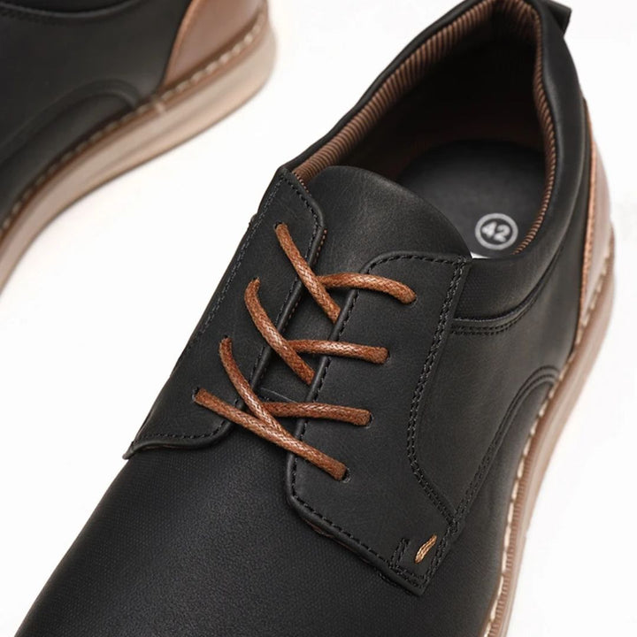 Schwarzer Lederschuh mit braunen Schnürsenkeln, elegantes Design, Herrenschuh.