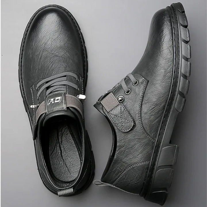 Schwarze Herrenschuhe aus Leder, rutschfeste Sohle, modisch, bequem, für Alltag und Büro.