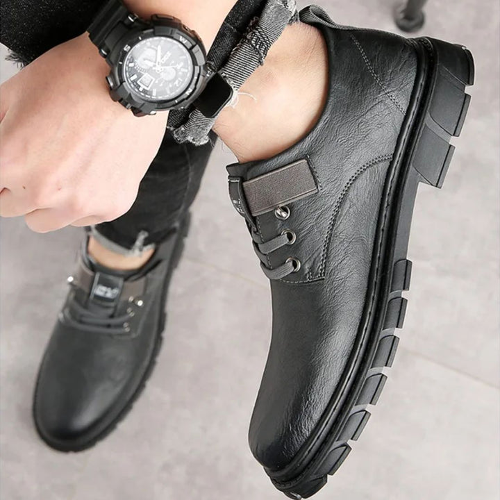 Schwarze Herrenschuhe aus Leder, modern, robust, mit Schnürung, ideal für Business und Freizeit.