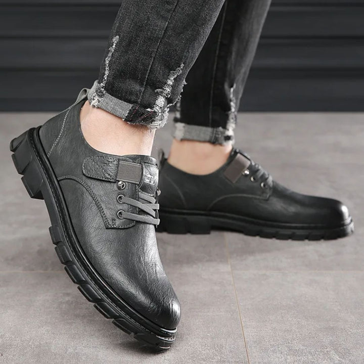 Schwarze Herren-Lederschuhe, lässig, robust, mit Schnürsenkeln, ideal für Freizeitkleidung.