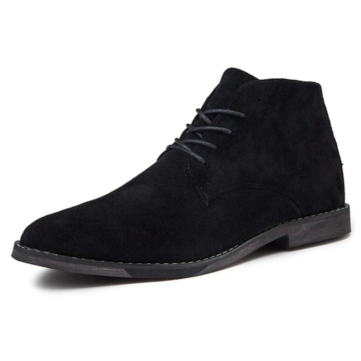 Schwarzer Wildleder-Herrenschuh, eleganter Schnürstiefel, modisch und bequem.
