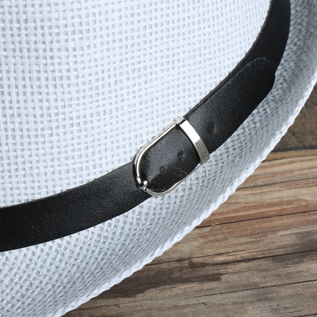 Weißer Strohhut mit schwarzem Ledergürtel, modisches Accessoire, Sommerhut für Damen.