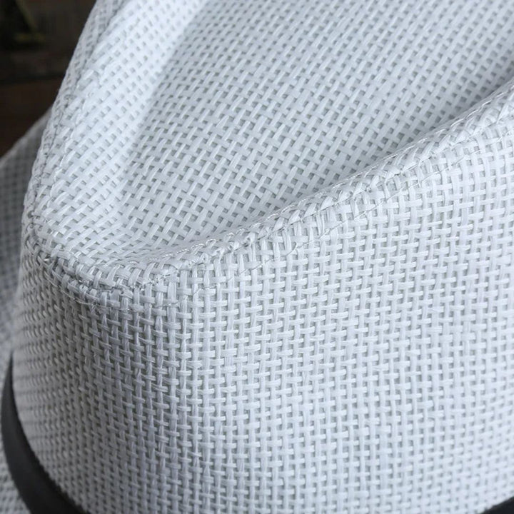 Weißer Strohhut mit schwarzem Band, elegantes Sommeraccessoire, atmungsaktiv und stilvoll.