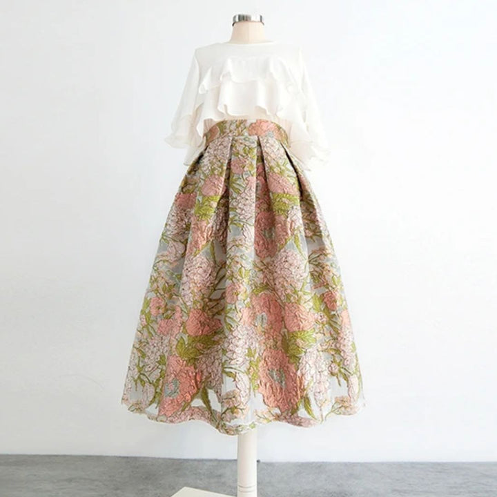 Elegantes Damenkleid, weißes Oberteil, floraler Rock, Vintage-Stil, Frühling/Sommermode.
