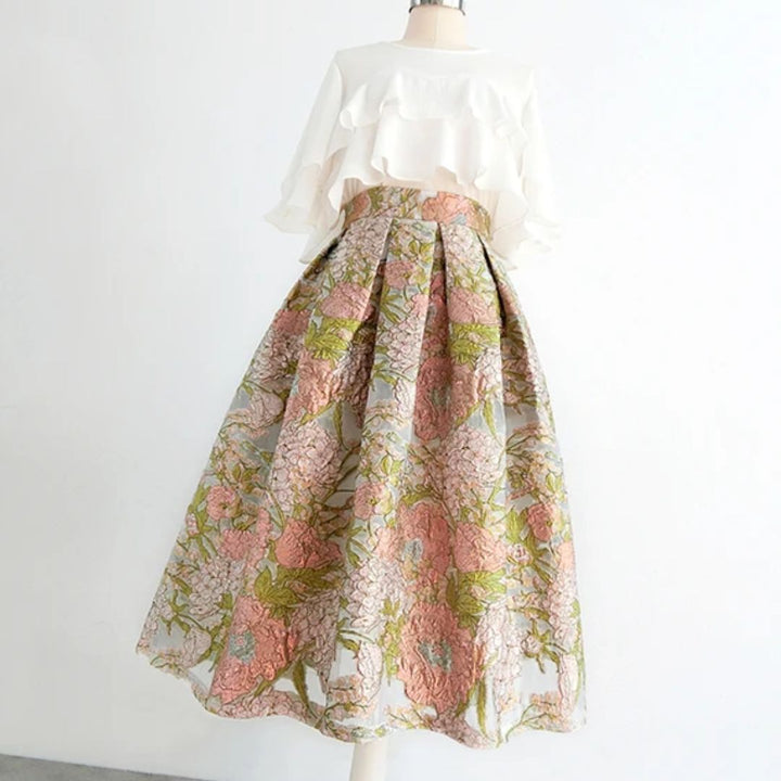 Weißes Rüschenoberteil und geblümter Maxirock, Damenmode, elegant, Frühling/Sommer-Outfit