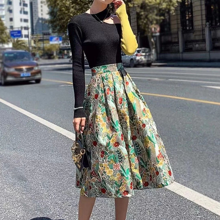 Frau in schwarzem Oberteil und bunter Blumenrock auf Straße, modisches Outfit, Stadtmode.