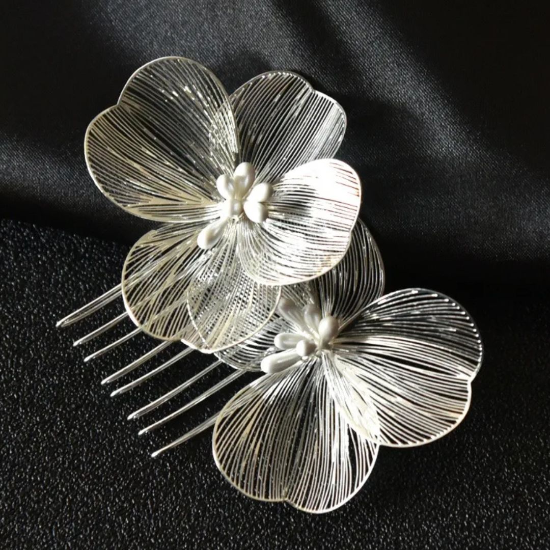 Silberne Haarspange mit Blumenmotiv, elegantes Accessoire, Hochzeitsschmuck, Damenmode.
