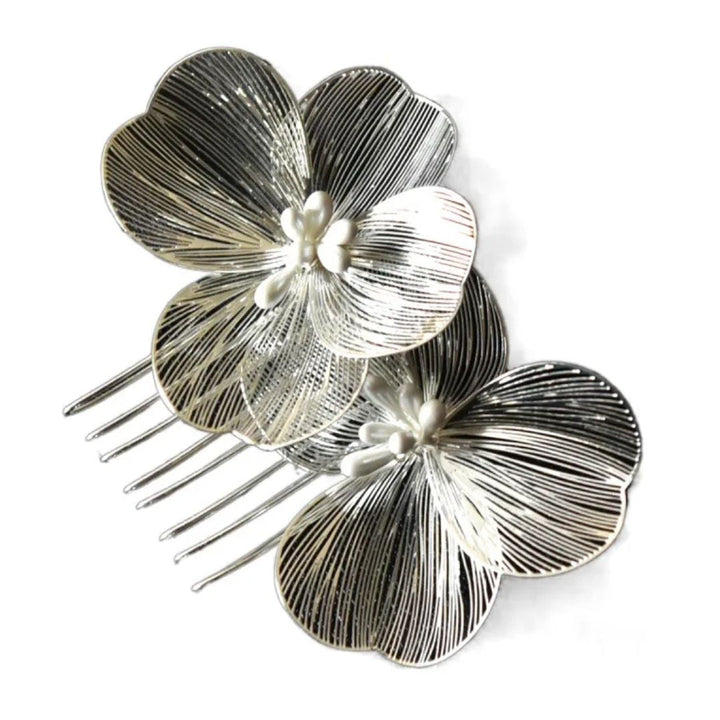 Silberne Haarspange mit Blumenmotiv, elegantes Accessoire, Hochzeitsschmuck, Damenmode.